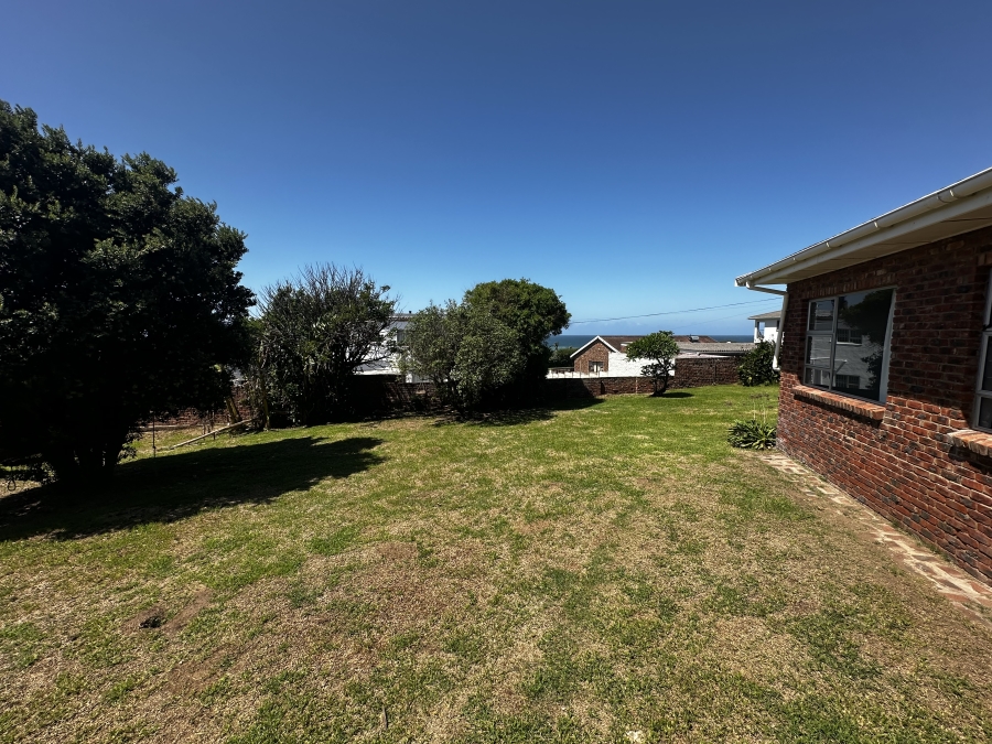 To Let 4 Bedroom Property for Rent in Winterstrand Eastern Cape